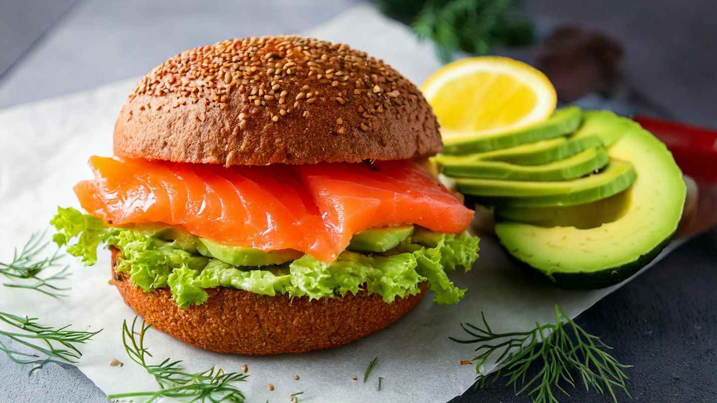 Burger chetogenico con Salmone e Avocado