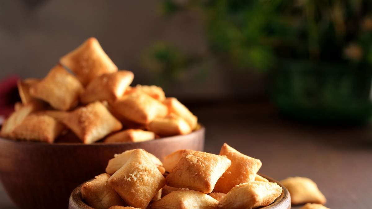 Crackers al sesamo sul tavolo per uno snack proteico e keto