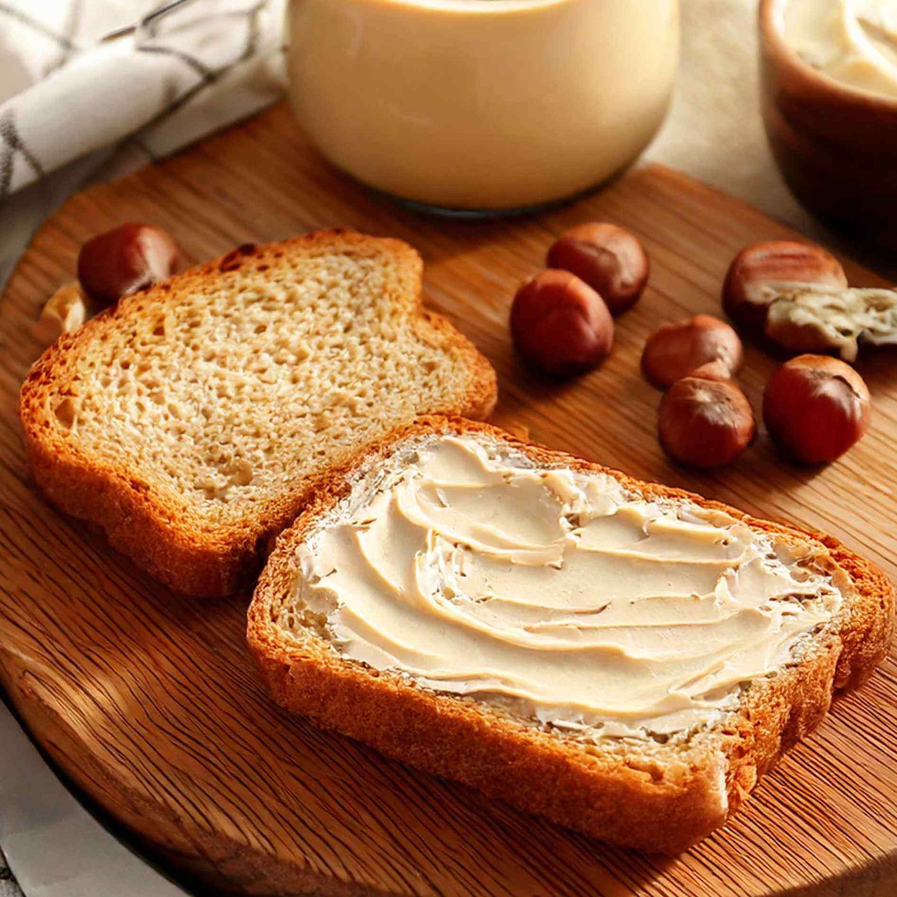 Glua crema proteica alla nocciola bianca per la colazione chetogenica